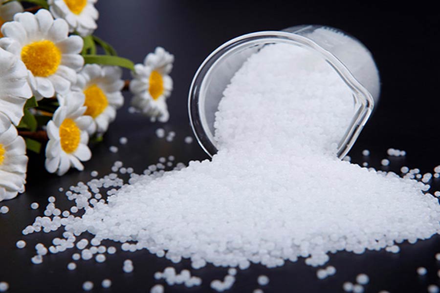 سدیم هیدروکسید با ایجاد ph بالا، فرآیند آبکاری بدون برق را تسهیل میکند.